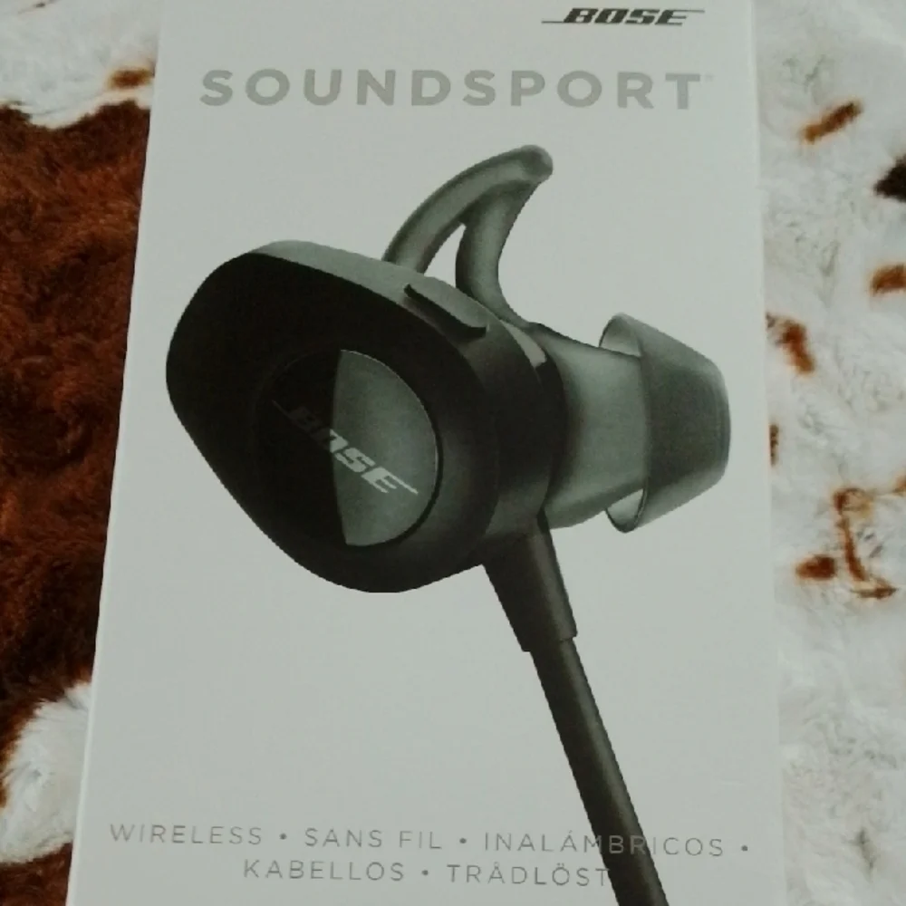 Bose SoundSport Wireless Earbuds - Dark Gray - Picture 1 of 10